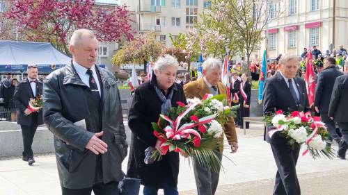 Składanie kwiatów pod pomnikiem