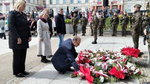 Składanie kwiatów pod pomnikiem