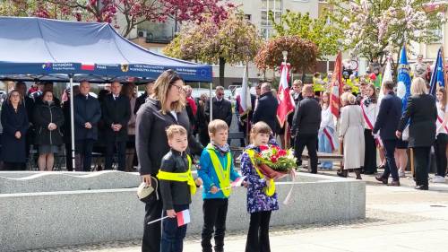 Składanie kwiatów pod pomnikiem