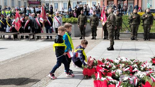 Składanie kwiatów pod pomnikiem