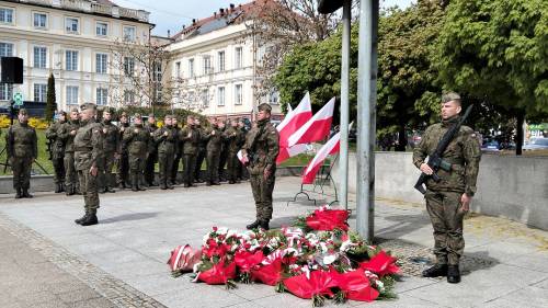 Składanie kwiatów pod pomnikiem