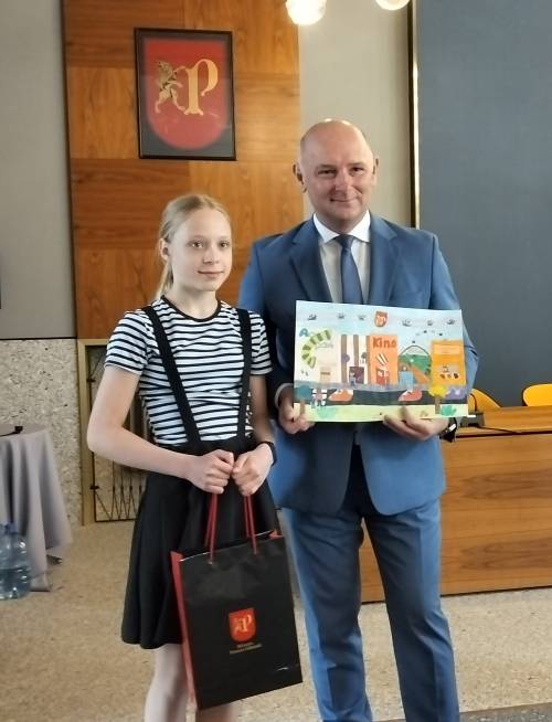 Jedna z laureatek konkursu z zastępcą burmistrza