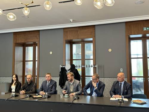 Uczestnicy spotkania na sali posiedzeń