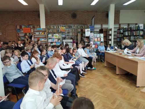 Uczestnicy konkursu siedzą przed komisją konkursową