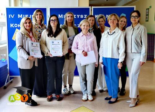 Grupa nauczyciele z dyrektor Szkoły Podstawowej nr 2