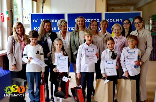 Grupa dzieci laureatów konkursu z nauczycielkami