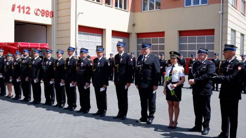 Strażacy i osoby nagrodzone medalami