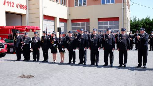 Wyróżnienie strażacy stoją na placu