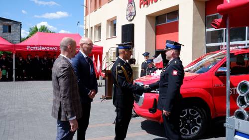 Wręczenie kluczyków do nowego wozu strażaków