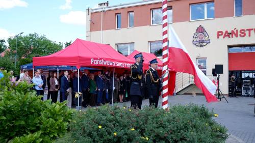 Podniesienie flagi państwowej na maszt