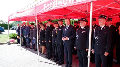 Uczestnicy uroczystości stoją na placu