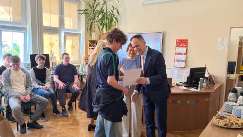Zastępca burmistrza Pruszcza Gdańskiego wręcza dyplom jednemu z uczestników projektu