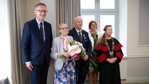 Jedna ze świętujących par w towarzystwie burmistrza, przewodniczącej Rady Miasta i kierownik USC