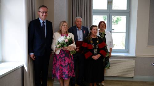 Jedna ze świętujących par w towarzystwie burmistrza, przewodniczącej Rady Miasta i kierownik USC