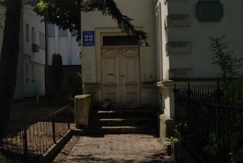 Widok na drzwi i fragment starego budynku