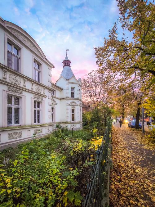 Fragment starego budynku i chodnika