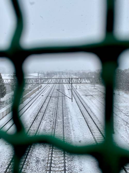 Widok na ośnieżone tory kolejowe