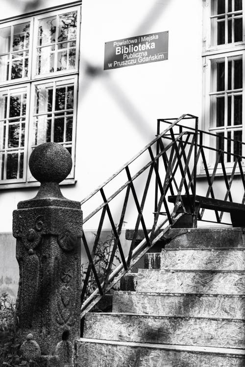 Zbliżenie na schody biblioteki