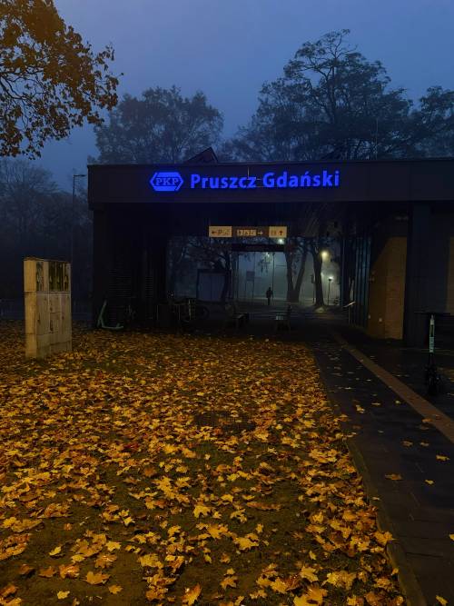 Dworzec PKP nocą