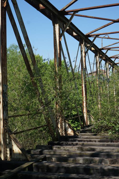 Zbliżenie na fragment mostu starego