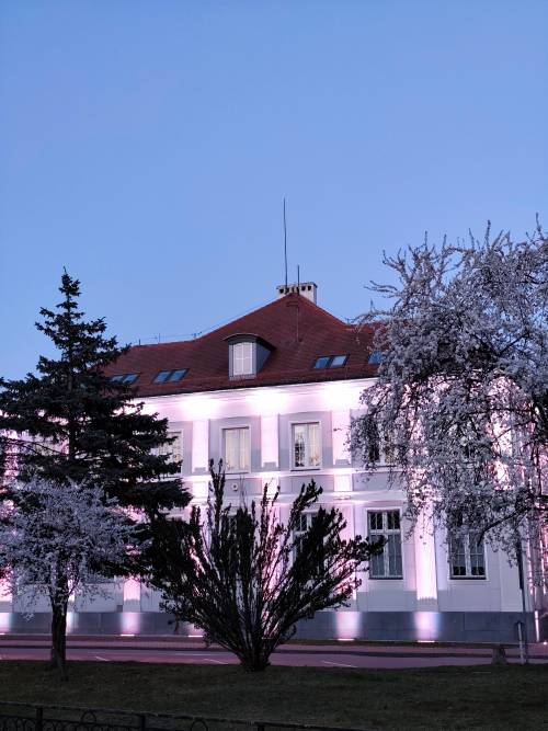 Widok na podświetlony budynek urzędu