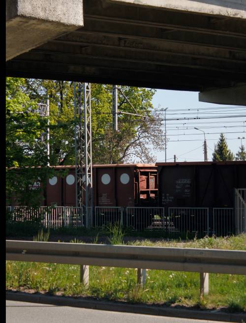 Pociąg towarowy jadący po torach