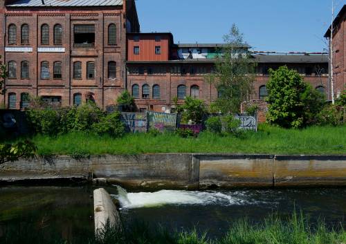 Widok na rzekę i budynki cukrowni