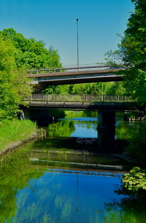 Widok na rzekę, wiadukt i most