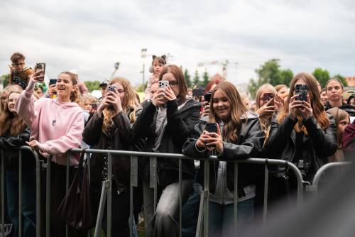 Grupa nastolatek robi zdjęcia telefonami