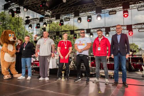 Grupa nagrodzonych mężczyzn na scenie