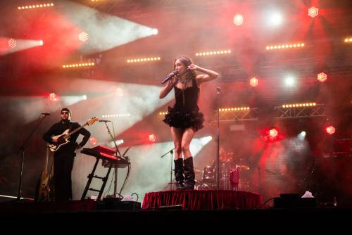 Widok na scenę z piosenkarką i gitarzystą