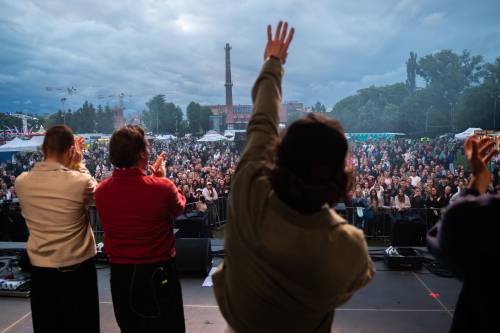 Widok na muzyków na scenie i publiczność