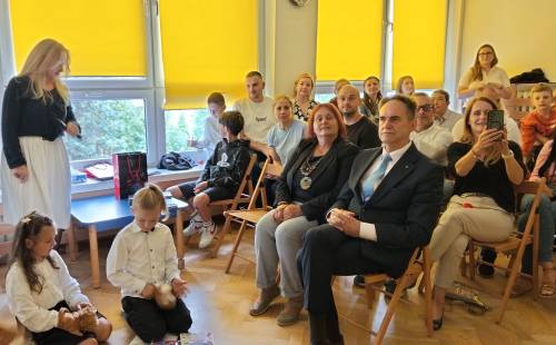 Przewodnicząca Rady Miasta i zastępca burmistrza Pruszcza oraz rodzice siedzą na krzesełkach