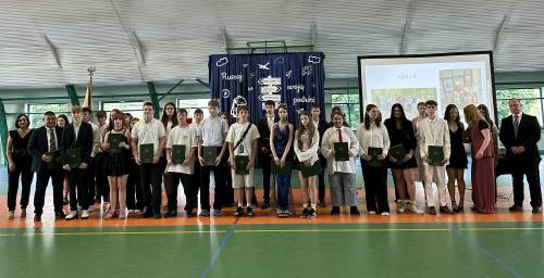 Grupa uczniów z dyplomami i wyróżnieniami
