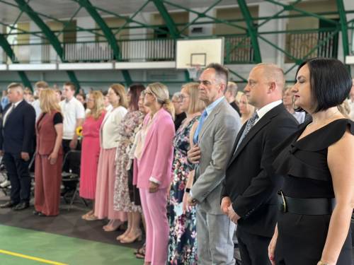 Zbliżenie na grupę nauczycieli i gości