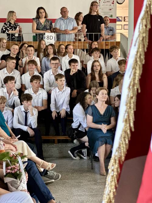 Zbliżenie na siedzących uczniów