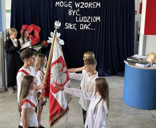 Uczniowie ślubują na sztandar szkoły