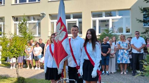 Poczet sztandarowy Szkoły Podstawowej nr 3, w tle rodzice