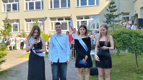 Trzy uczennice i uczeń