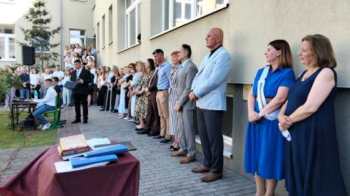 Grupa nauczycieli i gości