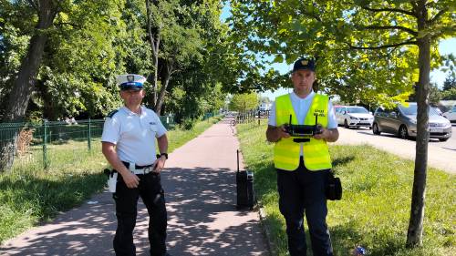 Policjant  i strażnik miejski operujący dronem