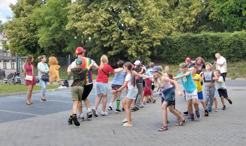Grupa dzieci tańczy w wężyku