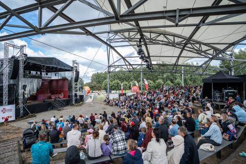 Widok na publiczność w amfiteatrze i scenę