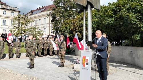 Starosta powiatu odczytuje przemówienie, z tyłu stoją żołnierze