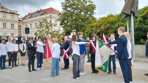 Uczniowie szkół średnich ślubują na sztandary