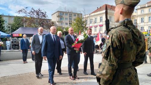 Samorządowcy idą złożyc kwiaty