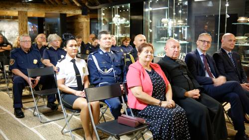 Uczestnicy spotkania siedzą na krzesłach