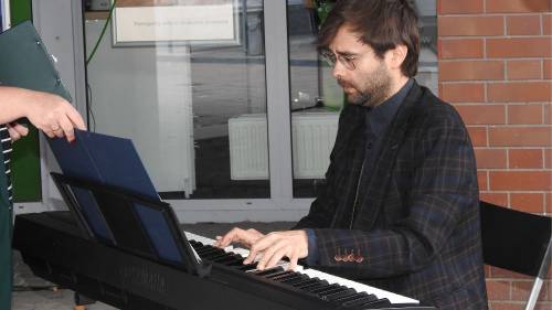 Zbliżenie na mężczyznę grające na instrumencie