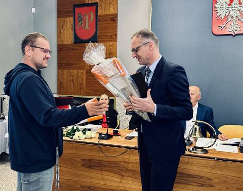 Burmistrz Pruszcza Gdańskiego wręcza zwycięzcy konkursu nagrodę