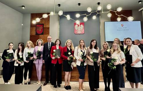 Grupa nauczycielek z kwiatami i dyplomami wraz z burmistrzem Pruszcza Gdańskiego